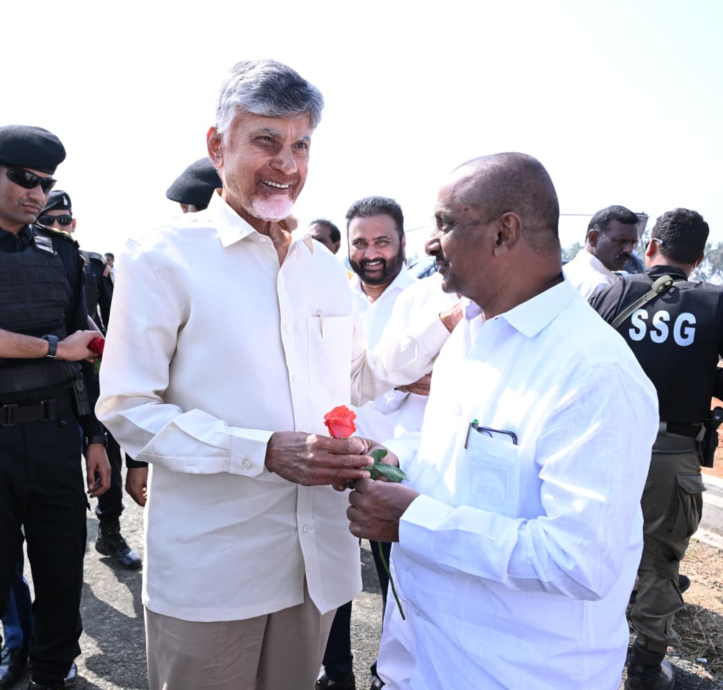 రైతులకు పట్టాదార్ పాస్ పుస్తకాలు పంపిణీ చేసిన చంద్రబాబు