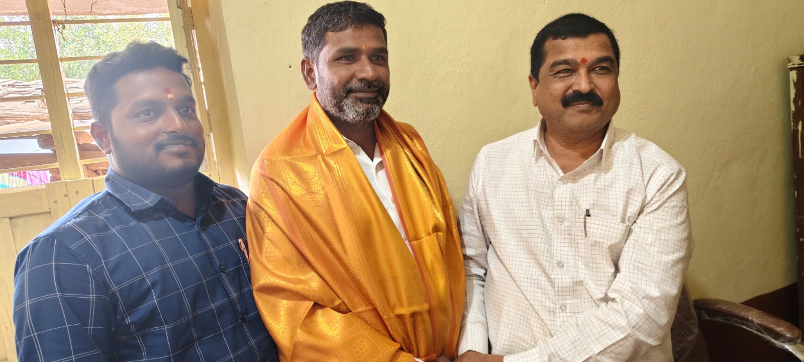 మొగుడంపల్లి మండలంలో గ్రామాభివృద్ధికి నిరంతరం కృషి చేస్తున్న గ్రామ సర్పంచ్ మాజీ సైనికుడు రాజుకు ఘనంగా సన్మానం