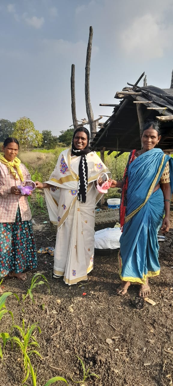 బర్తడే సందర్బంగా గిప్ట్స్ పంపిణి.