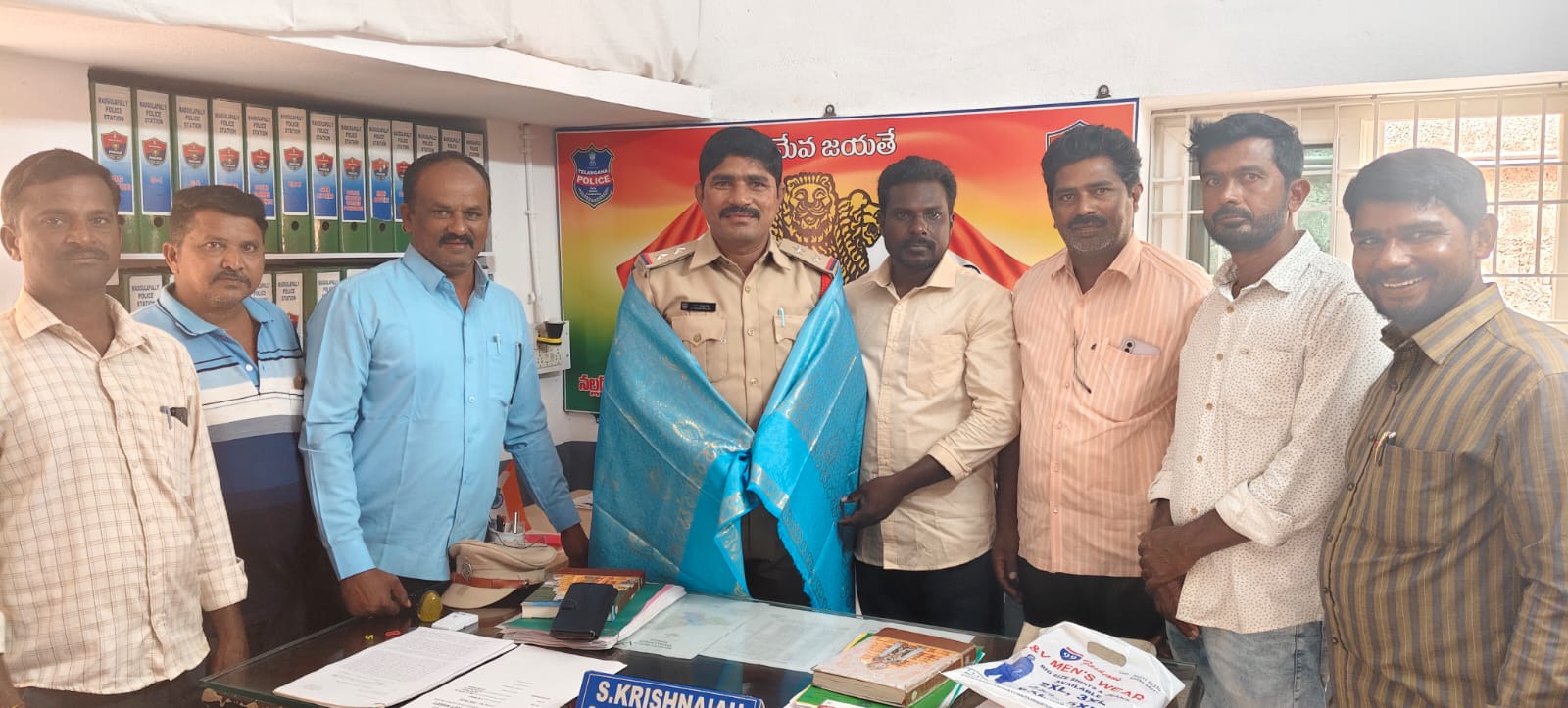 మడుగులపల్లి పోలీస్ స్టేషన్ సబ్ ఇన్స్పెక్టర్ కృష్ణయ్య కి నూతన సంవత్సర శుభాకాంక్షలు తెలియజేసిన గండ్రవాణి గూడెం సర్పంచ్ మరియు ఉప సర్పంచ్