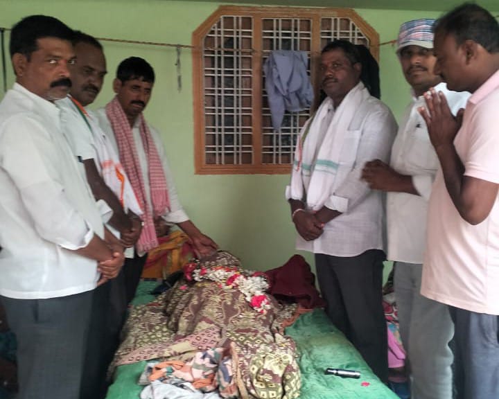 .మృతిని కుటుంబాన్ని పరామర్శించిన కాంగ్రెస్ నాయకులు