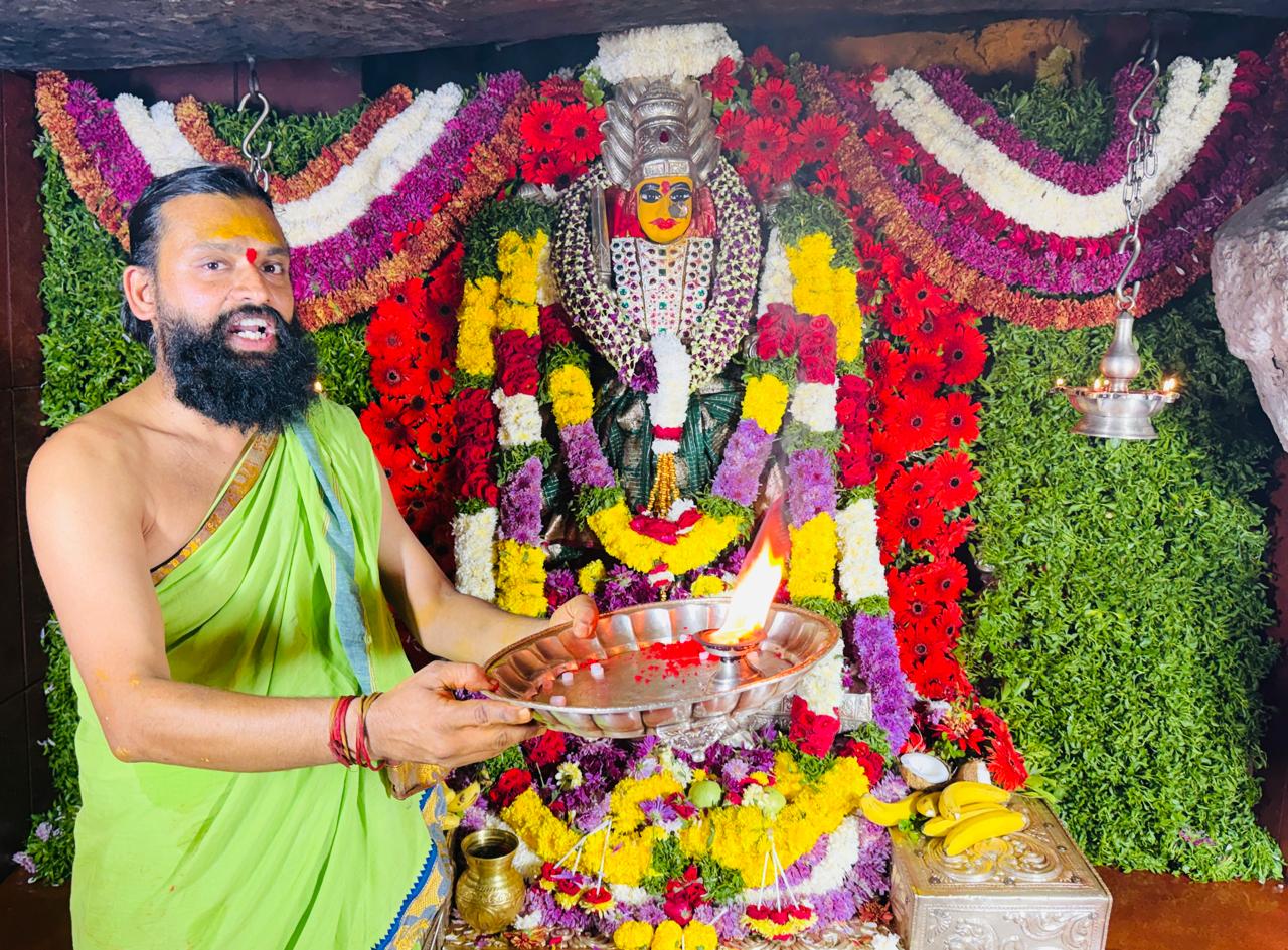 భక్తజన సందోహంతో కిటకిటలాడిన ఏడుపాయల