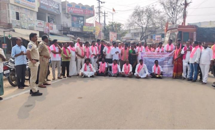 పెబ్బేరు లోని పలు సమస్యలపై బిఆర్ఎస్ పార్టీ ధర్నా