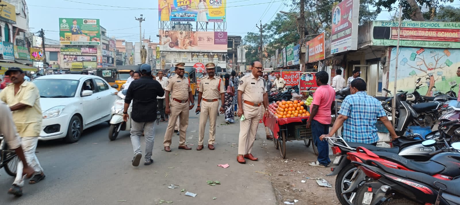 షాపు యజమానులు వాలంటరీగా ఆక్రమణలను తొలగించాలి డి. ఎస్పీ
