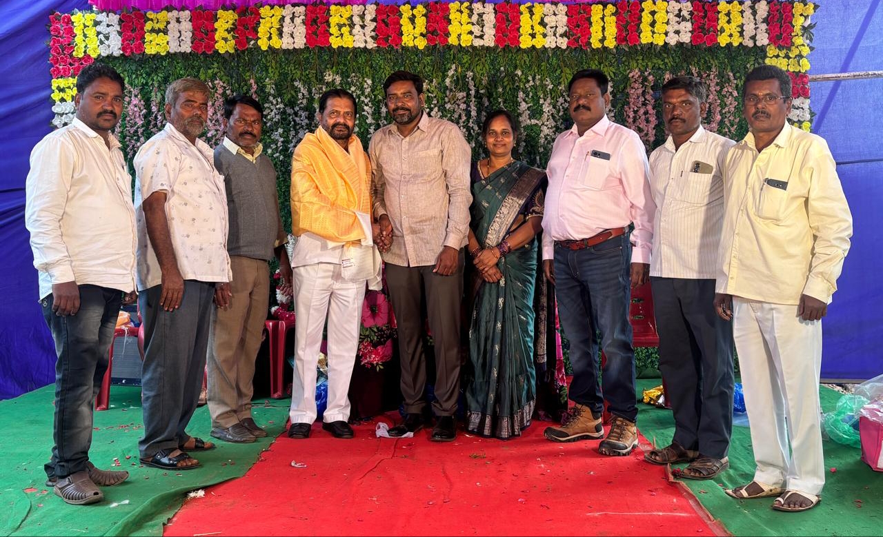 నూతన గృహ ప్రవేశ కార్యక్రమంలో పాల్గొన్న ఎస్సి కార్పొరేషన్ మాజీ చెర్మన్ వై.నరోత్తం..