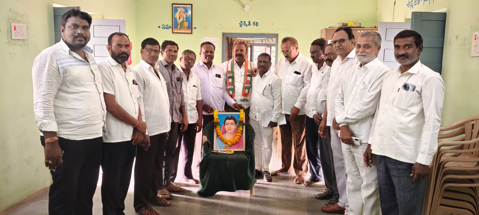సావిత్రిబాయి ఫూలే కు నివాళులు అర్పించిన కాంగ్రెస్ నాయకులు..