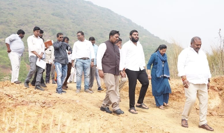 క్షేత్ర స్థాయి పర్యటనలోమెట్రోపాలిటన్ కమిషనర్ తేజ్ భరత్ విఎంఆర్డీఏచైర్మన్ ప్రణవ్ గోపాల్