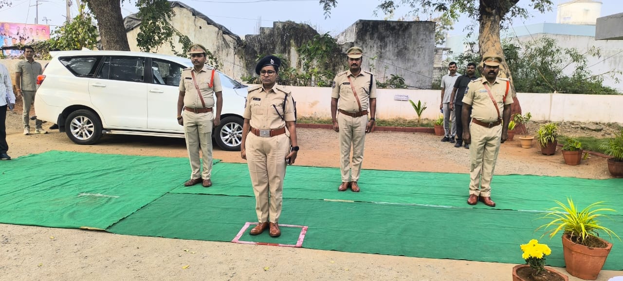 ప్రజలతో మర్యాదపూర్వకంగా మెలగాలి.. డిసిపి ధార కవిత.