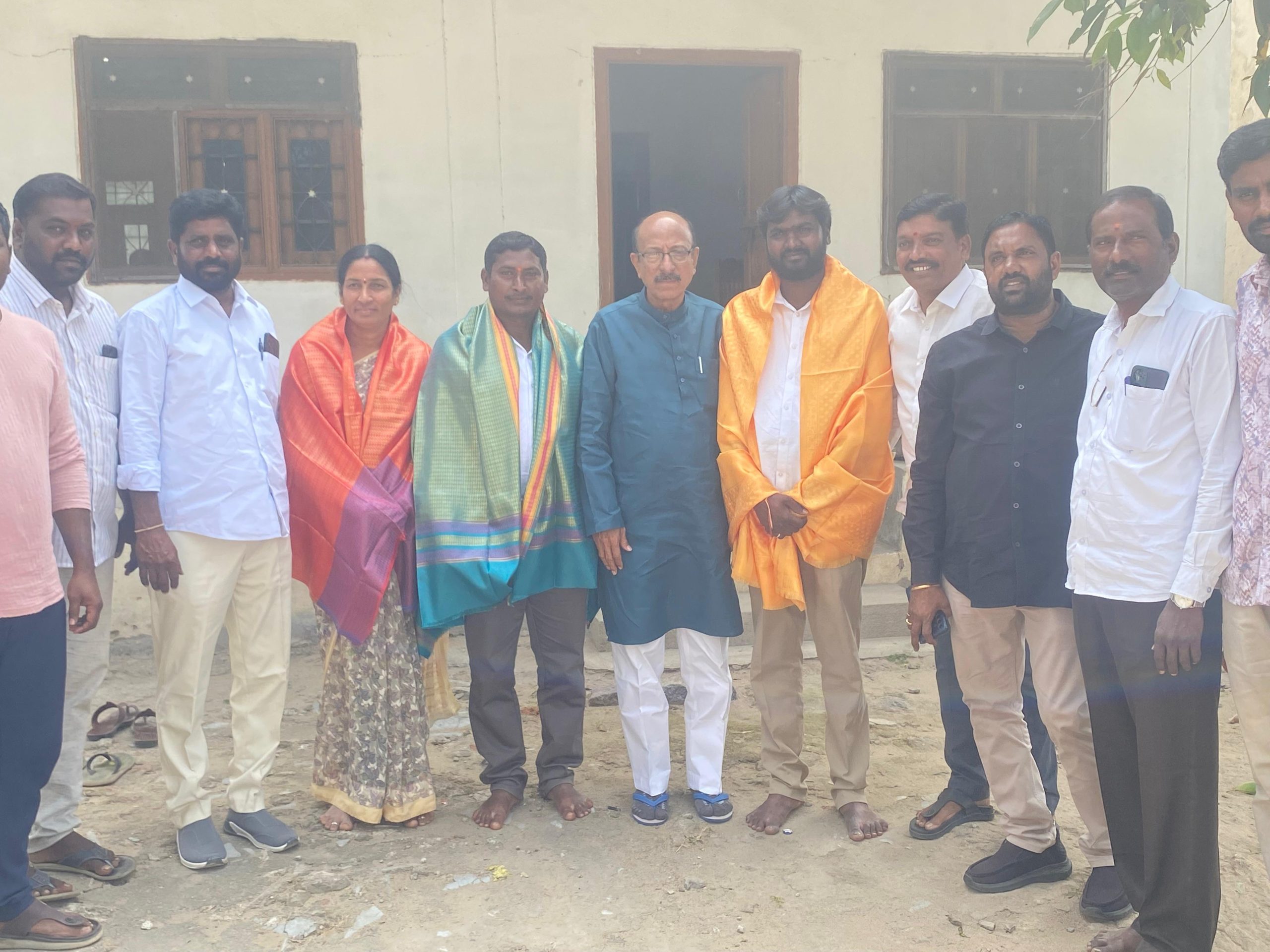 సీనియర్ నాయకుడు తాహర్బిన్ హందన్ ను కలిసిన సిరికొండ పాలకవర్గం..