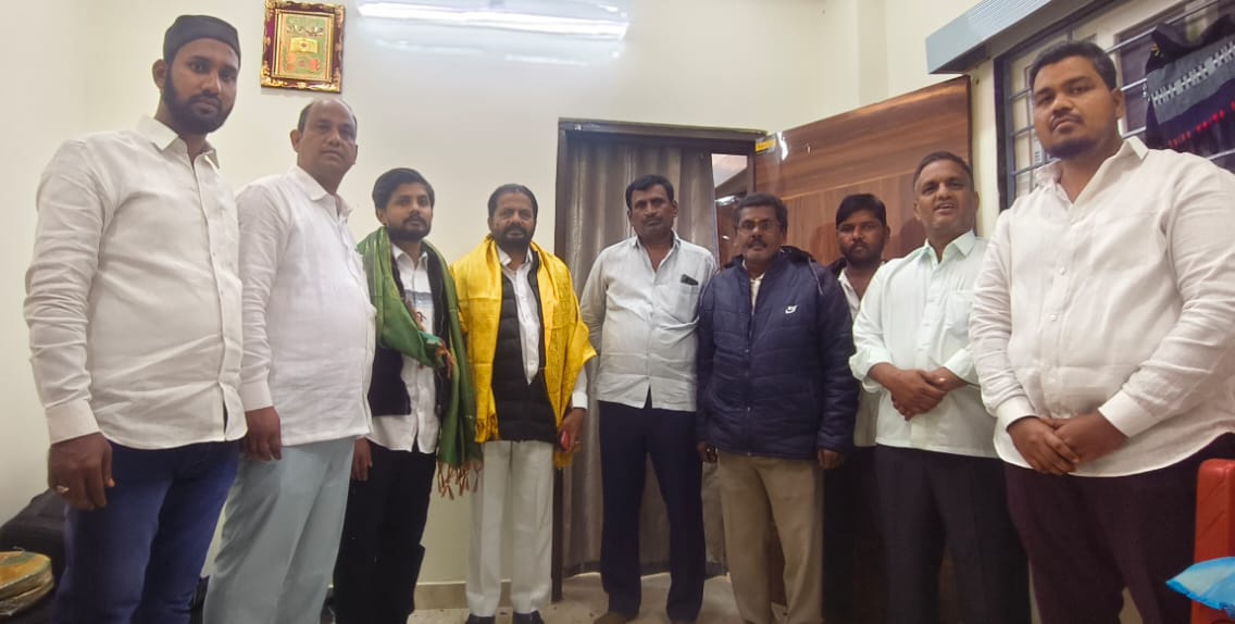 నూతన గృహ ప్రవేశ కార్యక్రమంలో పాల్గొన్న ఎస్సి కార్పొరేషన్ మాజీ చెర్మన్ వై.నరోత్తం..