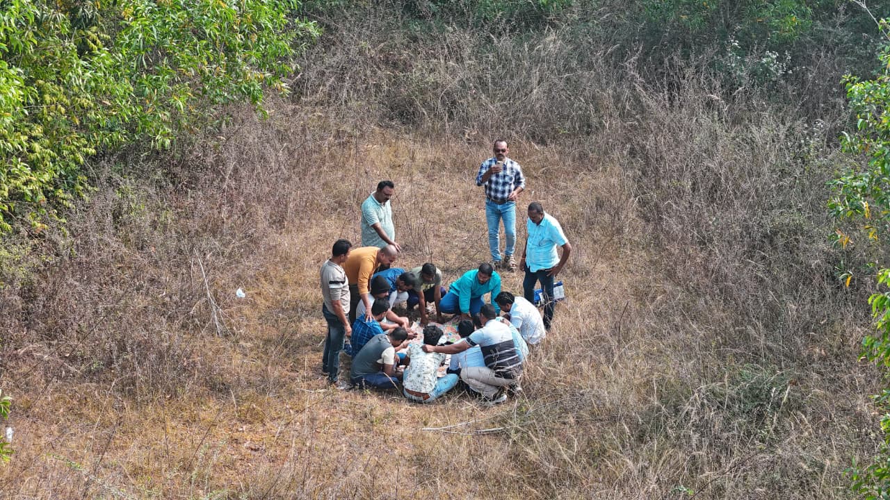 “పేకాట రాయుళ్లపై పోలీసుల ‘డ్రోన్’ సర్జికల్ స్ట్రైక్: తుప్పల్లో దాక్కున్నా వదలని నిఘా.. 10 మంది అరెస్ట్!”