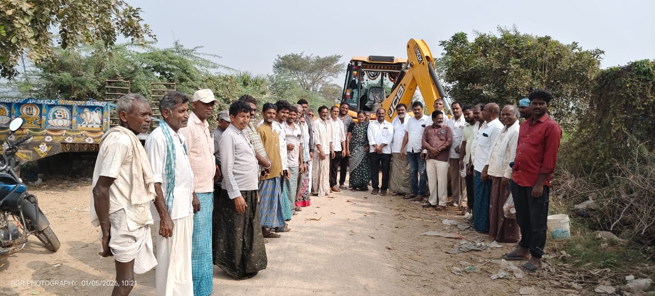 గ్రామ పురోగతిలో నూతనసర్పంచ్ ముందడుగు రోడ్డు వెంట పరిశుభ్రత కార్యక్రమం