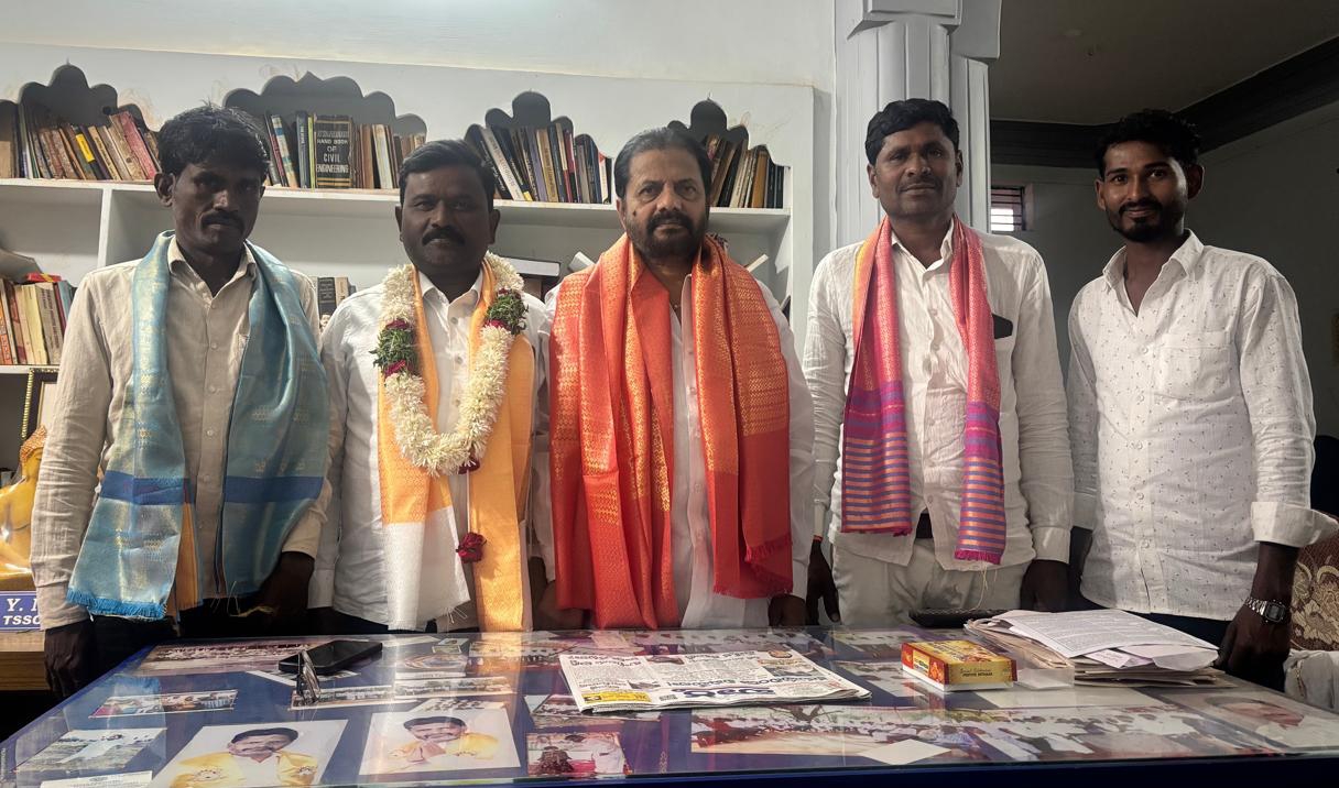 రత్నాపూర్ గ్రామ సర్పంచ్ ను సన్మానించిన ఎస్సి కార్పొరేషన్ మాజీ చేర్మెన్ వై.నరోత్తం..