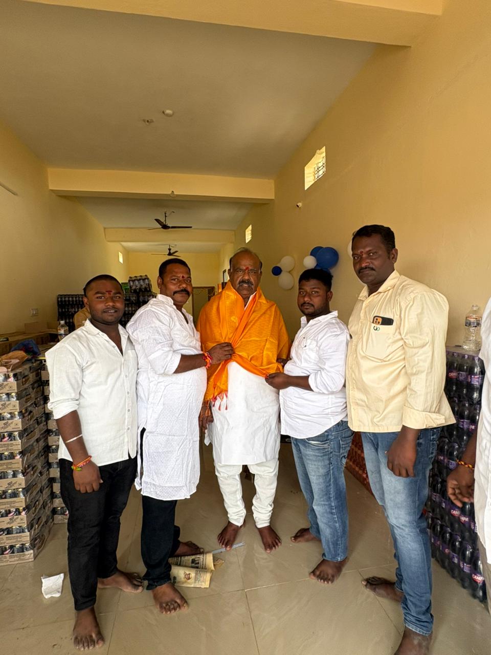 కూల్ డ్రింక్స్ వాటర్ బాటిల్ షాపు ను ప్రారంభించిన శాసన సభ్యులు ప్రతిపక్ష నేత మధుసూదన్ చారి