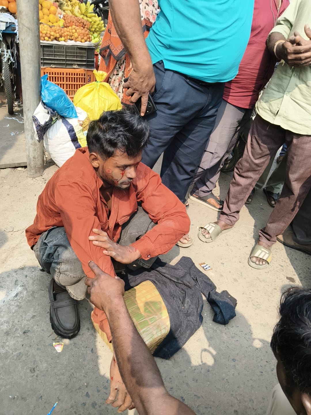 సారపాక సెంటర్ వద్ద 18–20 కేజీల గంజాయి పట్టుబాటు – ద్విచక్ర వాహన ప్రమాదంతో బట్టబయలు