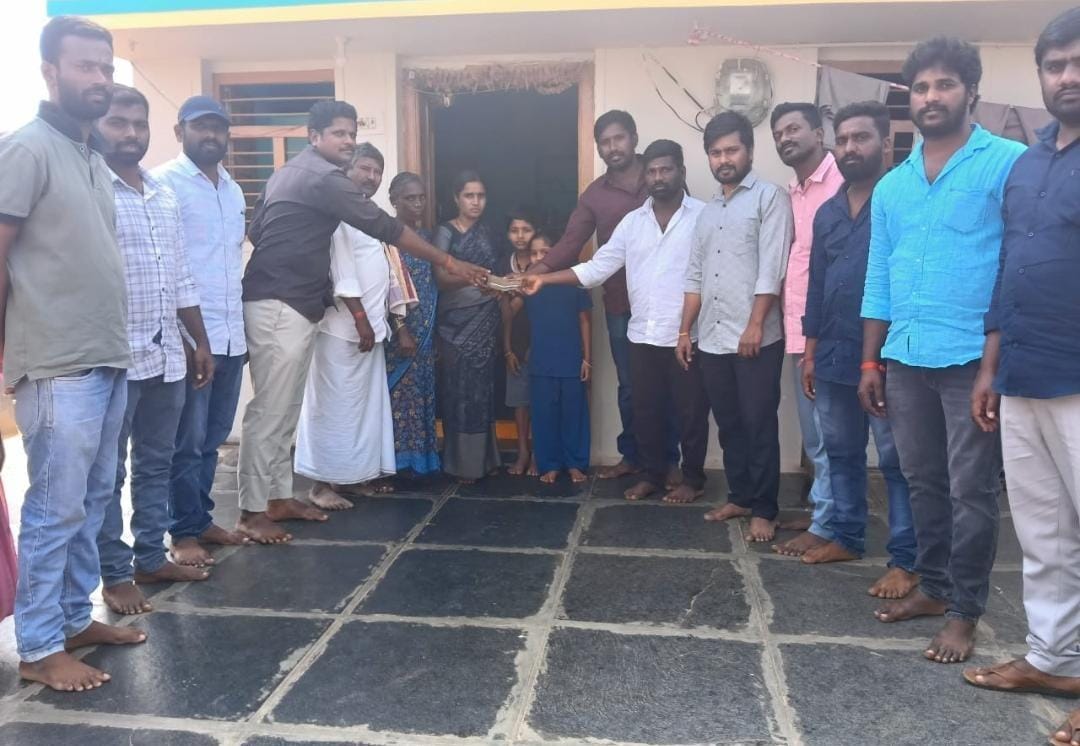మృతుని కుటుంబానికి మిత్ర బృందం ఆర్థిక సహాయం
