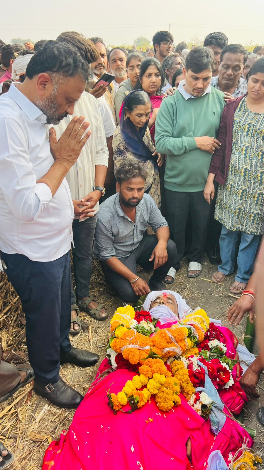 శివాజీ రామారావు పటేల్ అంత్యక్రియలలో పాల్గొన్న ఎమ్మెల్యే తోట లక్ష్మీ కాంతారావు