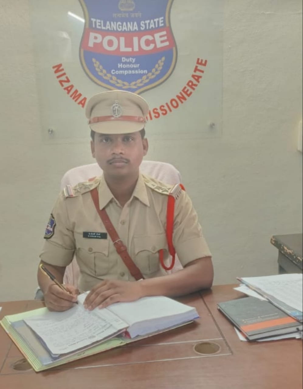 ద్విచక్ర వాహన దారులు హెల్మెట్ తప్పనిసరి ధరించాలి