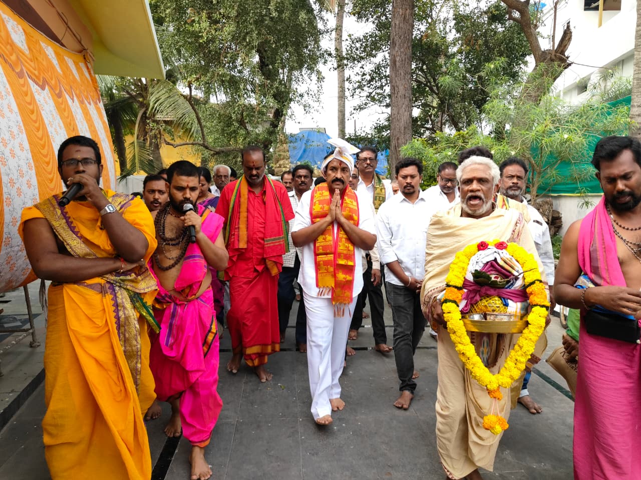 ఆలమూరు భట్టీశ్వర స్వామిని దర్శించుకున్న ఎమ్మెల్యే బండారు