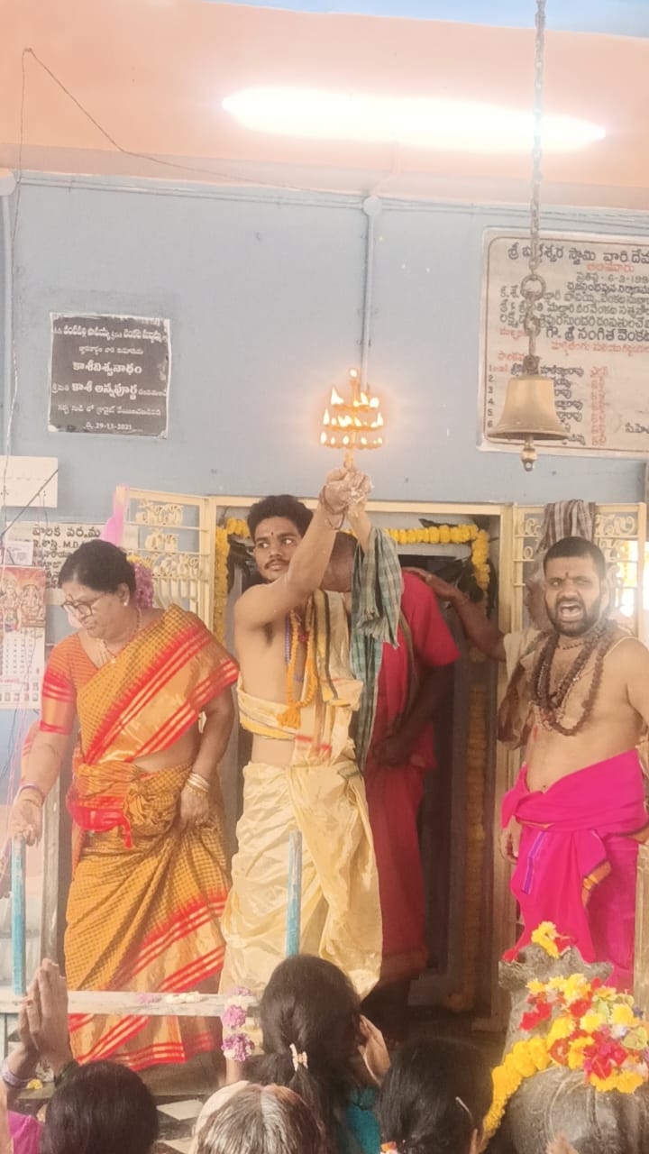 ఆలమూరు భట్టీశ్వర స్వామిని దర్శించుకున్న ఎమ్మెల్యే బండారు