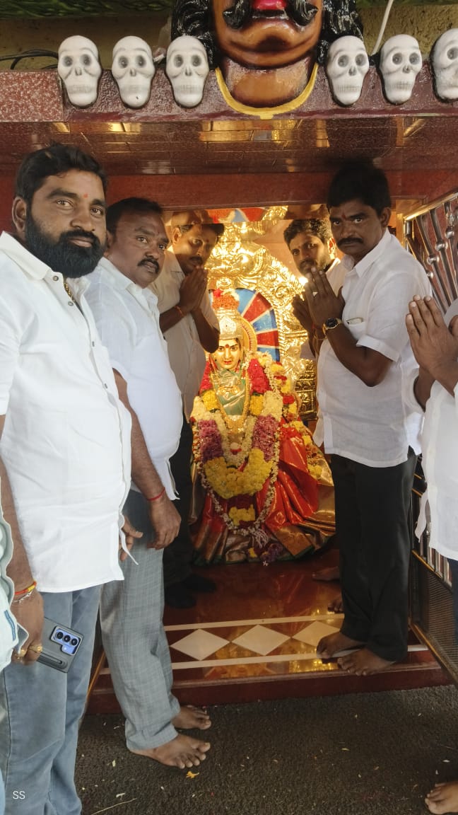 సతైమ్మతల్లి అమ్మ వారి దర్శించుకున్నవాడపల్లి దేవస్థానం చైర్మన్ కృష్ణరాజు