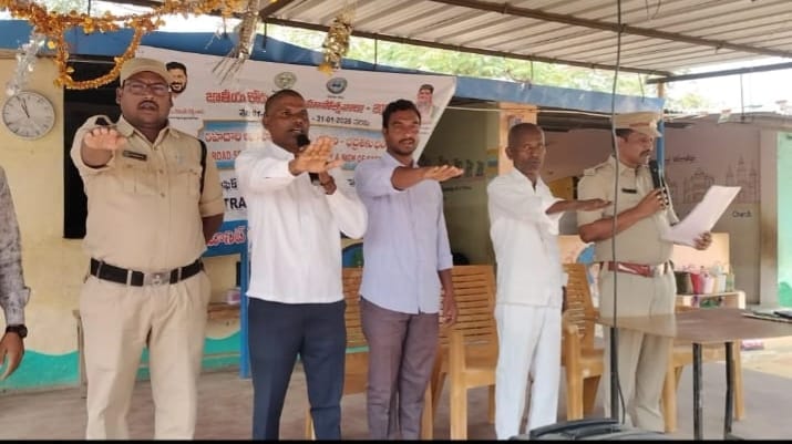 రోడ్డు భద్రత నిబంధనలు పాటించి ప్రమాదాలు అరికట్టాలి