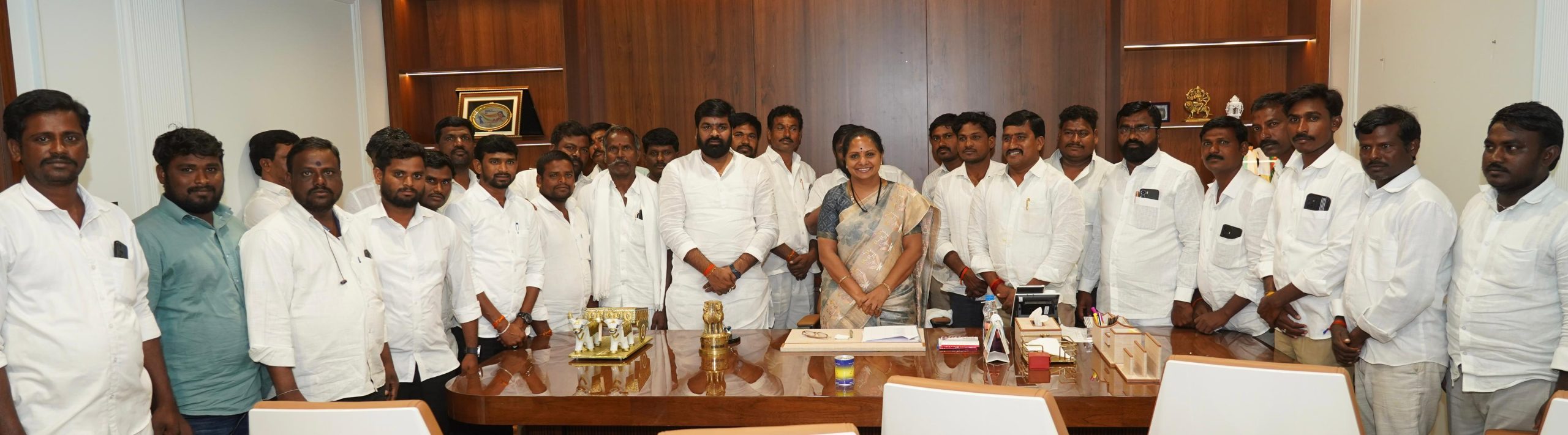 తెలంగాణ జాగృతి అధ్యక్షురాలు ఎమ్మెల్సీ కల్వకుంట్ల కవిత ని మర్యాదపూర్వకంగా కలిసిన