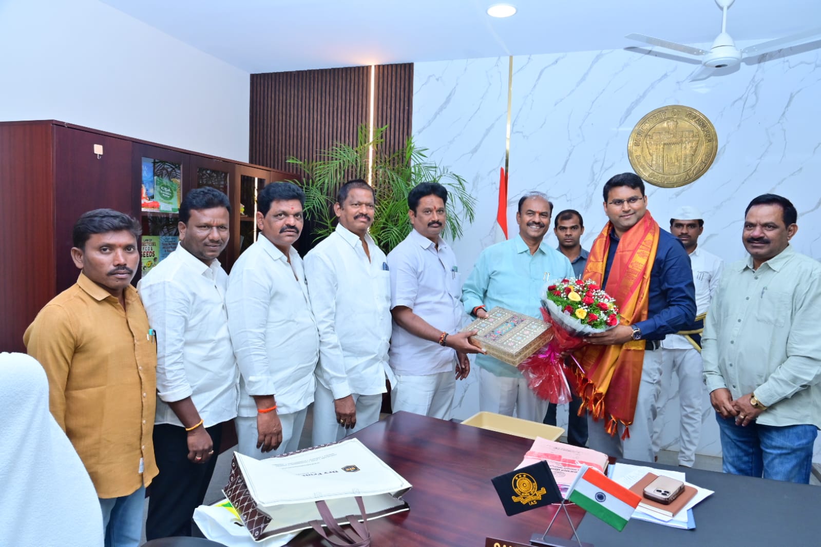 జిల్లా కలెక్టర్ కి జన్మదిన శుభాకాంక్షలు తెలిపిన ఎమ్మెల్యే