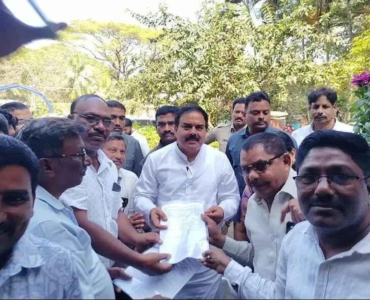 మంత్రి నాదెండ్ల మనోహర్‌కు రేషన్ డీలర్ల వినతి: క్వింటాకు రూ.300 కమిషన్ ఇవ్వాలని డిమాండ్