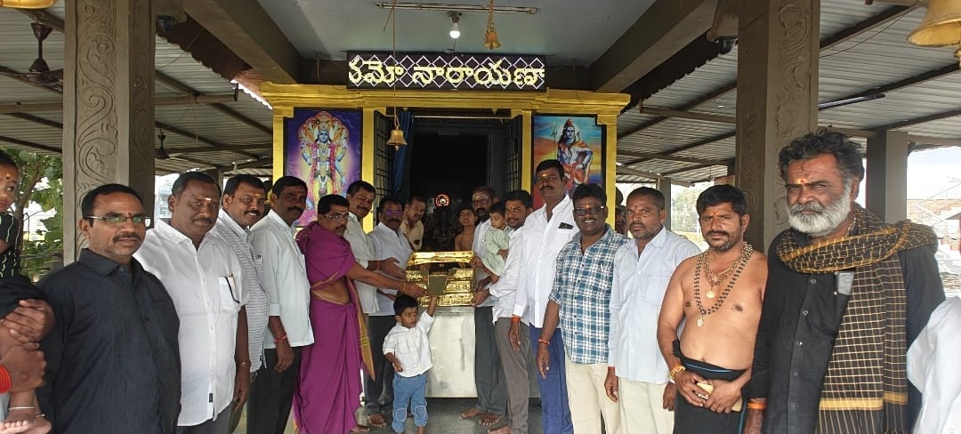 అయ్యప్ప స్వామికి అభిషేక పానవట్టం అందించిన గౌని బ్రదర్స్