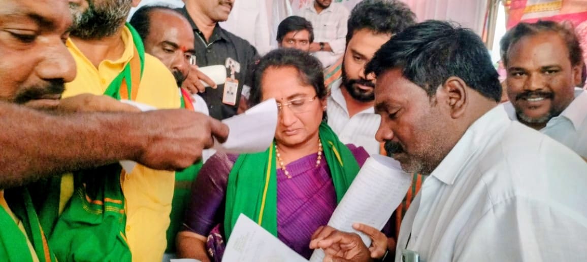 కన్యకా చెరువు సాగునీటి కాలువల ఆక్రమణ విషయమై కడప జిల్లా ఇంచార్జ్ మంత్రి సవితకు వినతి పత్రం ఇచ్చిన సర్పంచ్ జంబు సూర్య నారాయణ