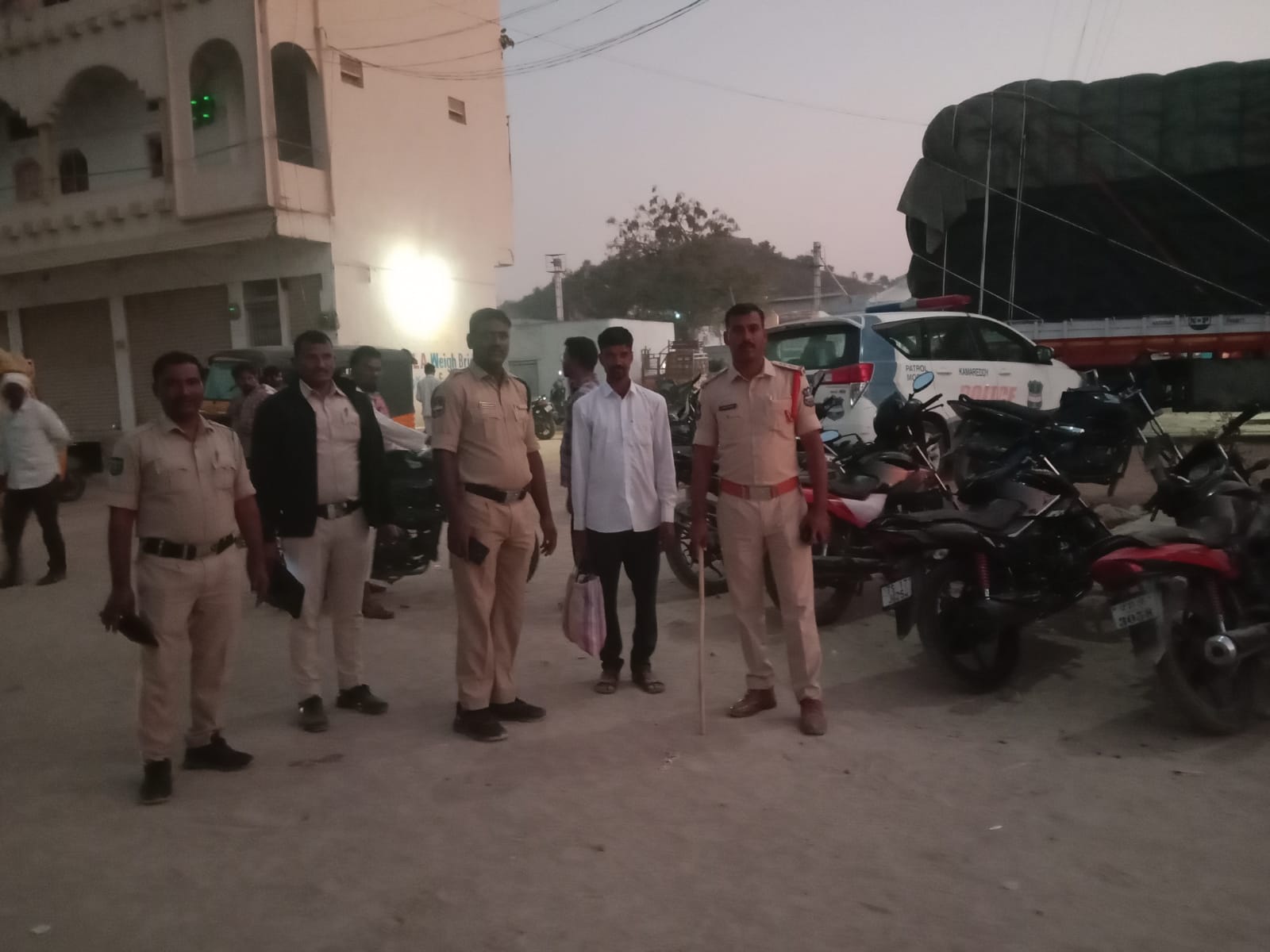 వాహనాలు తనిఖీ చేసిన ఎస్సై మోహన్ రెడ్డి…