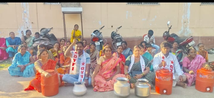 మంచినీళ్లు అందించాలని కాగజ్ నగర్ మున్సిపల్ కార్యాలయం ముందు మహిళల ధర్నా..డి వై ఎఫ్ ఐ,ఐద్వా సంఘాల మద్దతు*
