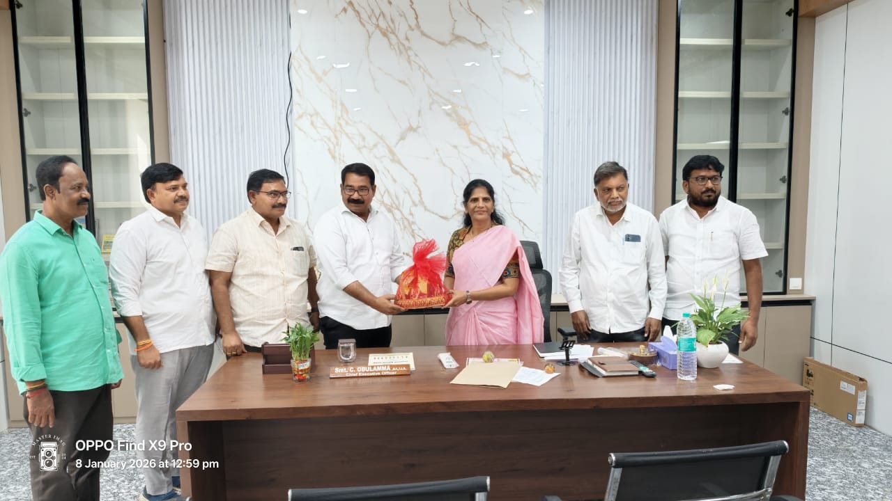 కడప జిల్లా పరిషత్ సీఈఓ ఓబులమ్మను కలిసిన యల్లటూరు శ్రీనివాస్ రాజు