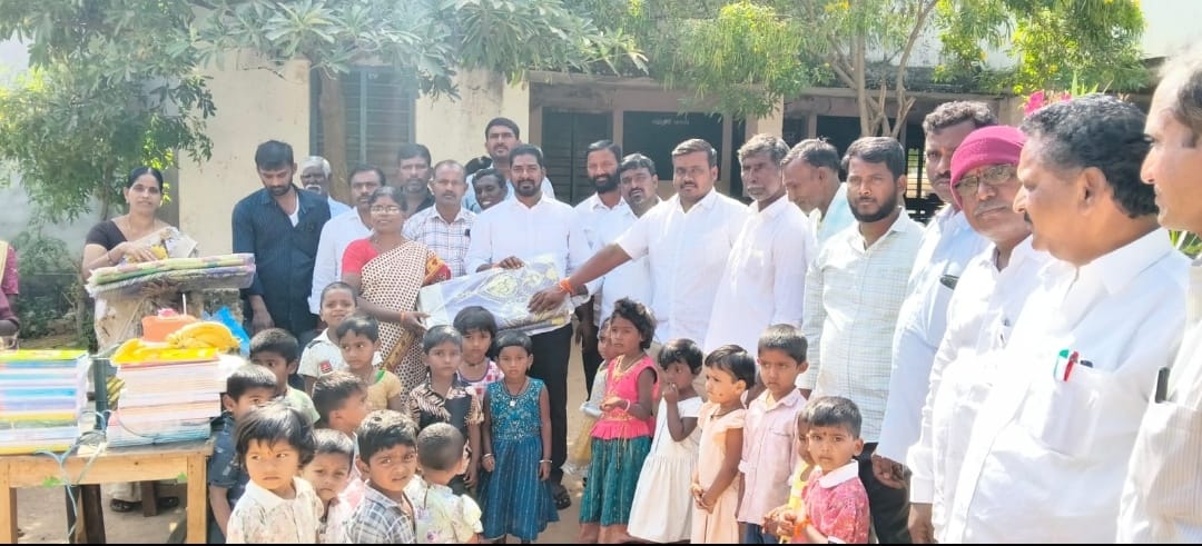 వనపర్తి ఎమ్మెల్యే శ్రీ తుడి మెగా రెడ్డి పుట్టిన రోజు సందర్భంగా ముత్త లక్ష్మణ్ నాయుడు ఆధ్వర్యంలో పెన్నులు, నోట్ బుక్స్, అరటి పండ్లు, పంపిణీ చేయడం జరిగింది.