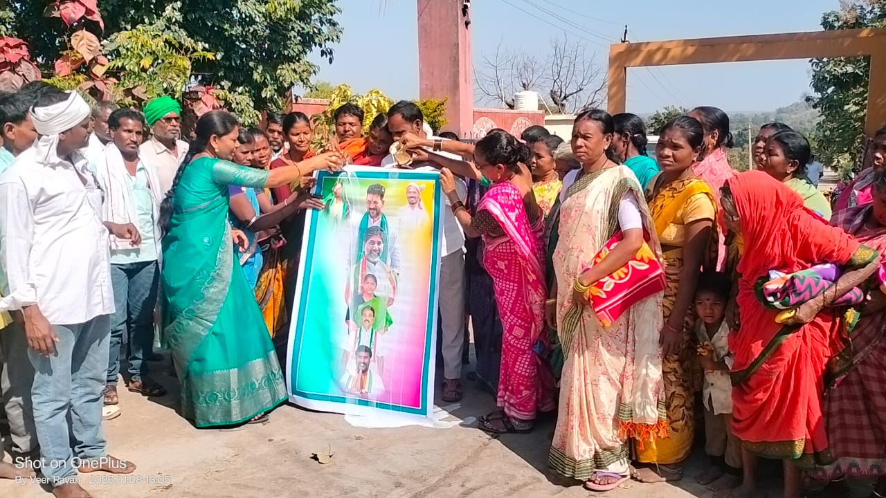 మార్లవాయి అభివృద్ధి నిధులకు కృతజ్ఞతగా సీఎంతో సహా ప్రజాప్రతినిధుల చిత్రపటాలకు పాలాభిషేకం.