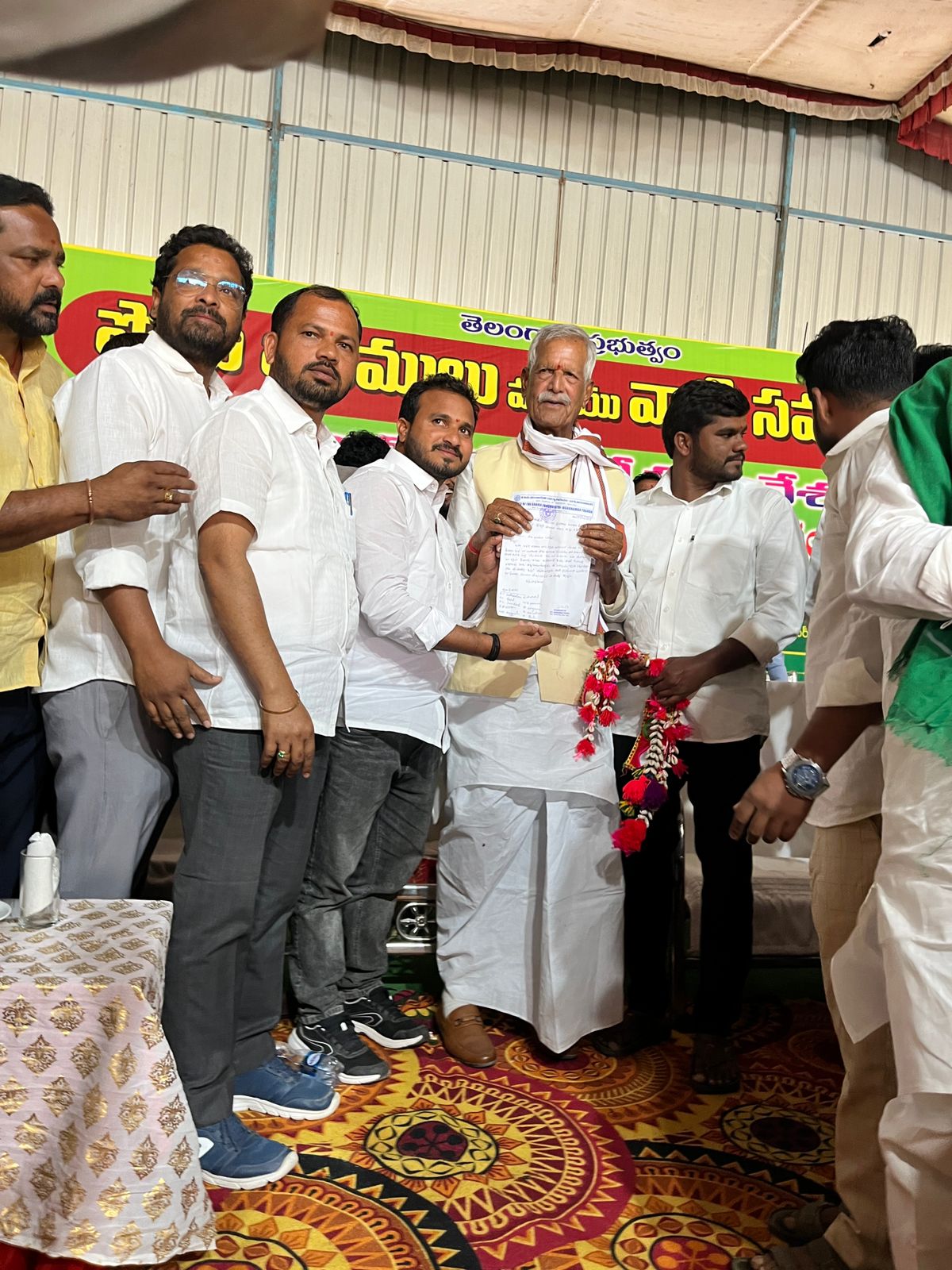 రైతు సంక్షేమ కమిషన్ చైర్మన్ కోదండ రెడ్డిని కలిసిన జగదంబ తండా గ్రామస్తులు..