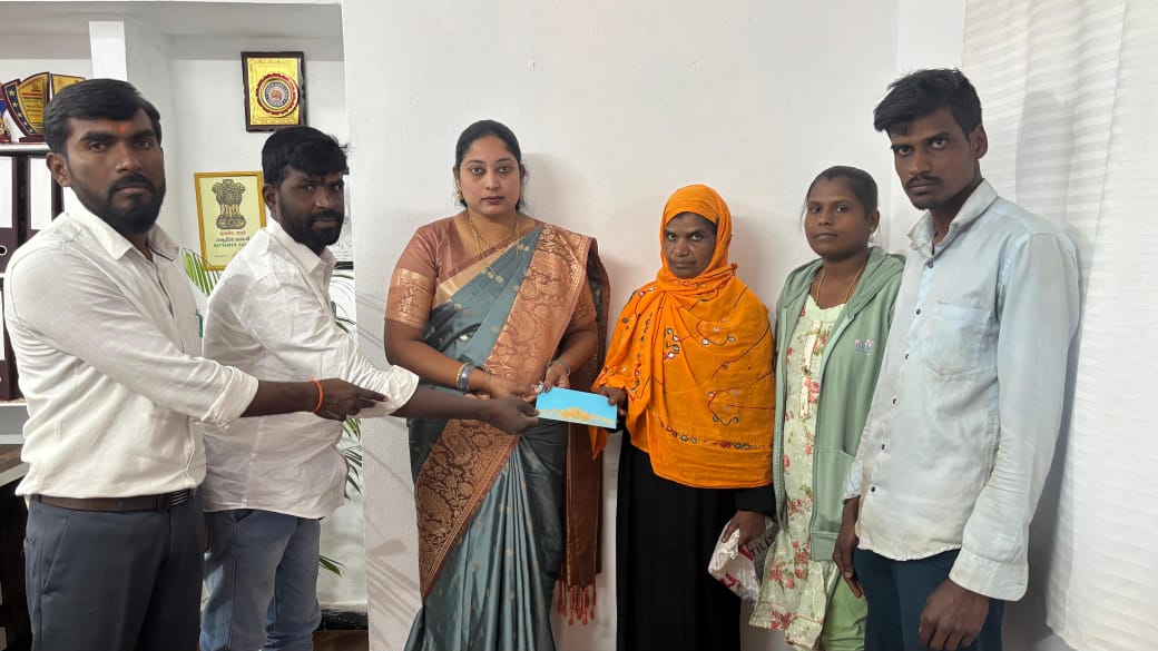 జహీరాబాద్ లోని మహిళా కాంగ్రెస్ కార్యాలయంలో *నిరుపేద అమ్మాయి వివాహానికి ఆర్థిక సహాయం