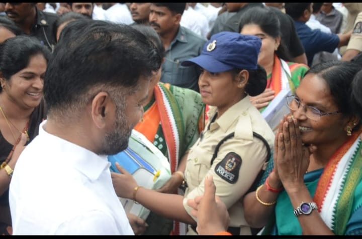 గాంధీభవన్‌లో సీఎం రేవంత్ రెడ్డిని కలిసిన ఆత్రం సుగుణక్క