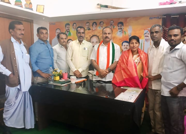 శ్యామ్ నాయక్ ని మర్యాదపూర్వకంగా కలిసిన ఆత్మ కమిటీ చైర్మన్ రాథోడ్ రమేష్ కాంగ్రెస్ పార్టీ సీనియర్ నాయకులు సుద్దాల శ్రీనివాస్ *