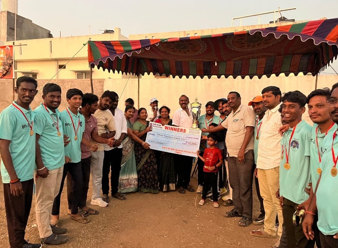 విజేత జట్టుకు ప్రథమ బహుమతి ప్రదానం చేసిన వనపర్తి జిల్లా కాంగ్రెస్ పార్టీ అధ్యక్షులు అక్కి శ్రీనివాస్ గౌడ్