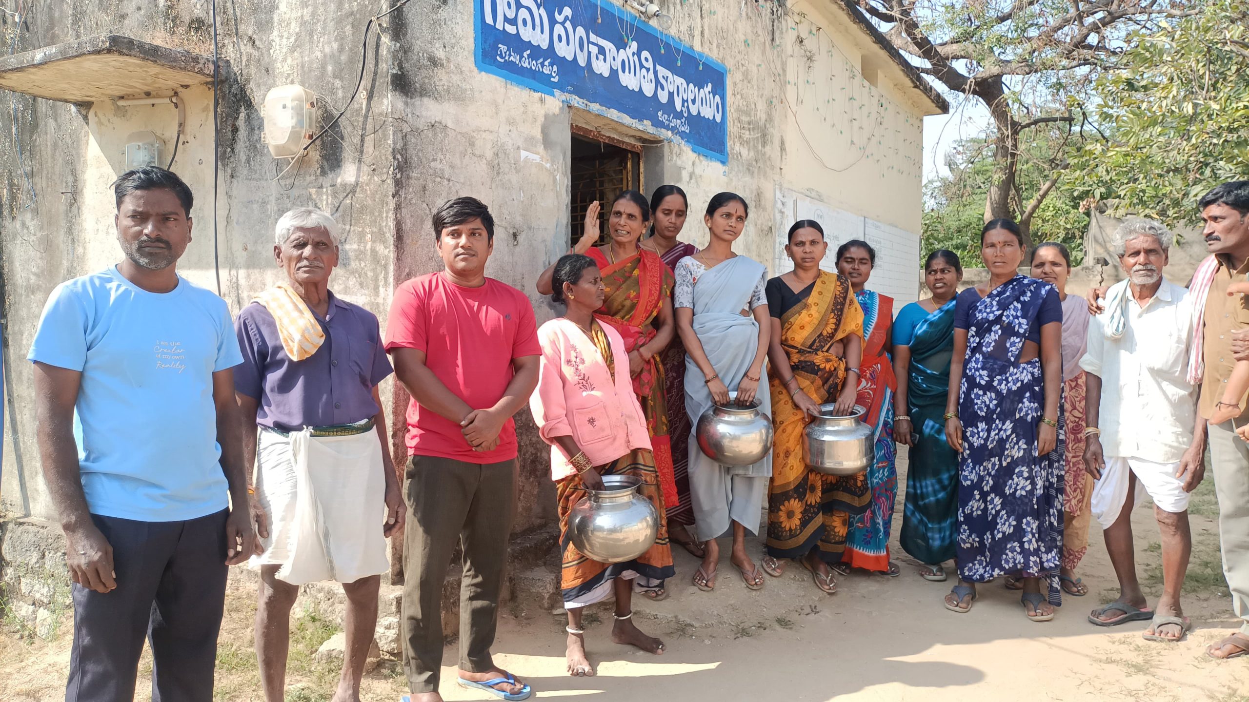 నీళ్ళ కోసం గ్రామపంచాయతీ ఎదుట ఖాళీ బిందెలతో మహిళల ధర్నా