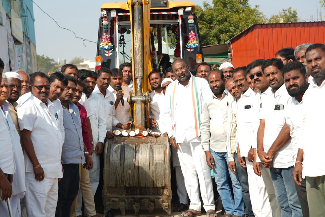 మక్తల్ పట్టణం లోని 16వ వార్డ్ లో సీసీ రోడ్ల నిర్మాణానికి కొబ్బరికాయ కొట్టి భూమి పూజ చేశారు