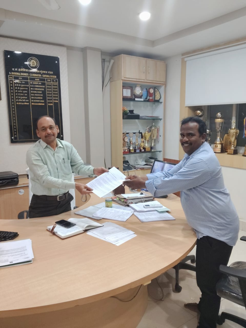 సీనియర్ డివిజన్ కోఆర్డినేటర్ జి.భి.ఎస్ శ్రీనివాస్ ను కలిసిన రైల్వే కన్సల్టేటివ్ మెంబర్ రాచూరి మురళి