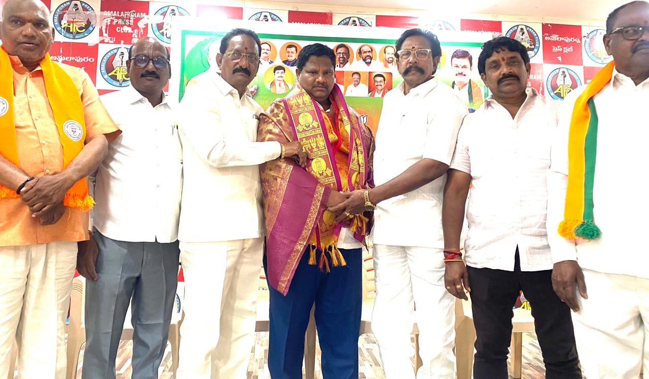 ‘మన శంకర వరప్రసాద్’ తొలి టికెట్ విజేత మోకా కు ఘన సత్కారం..