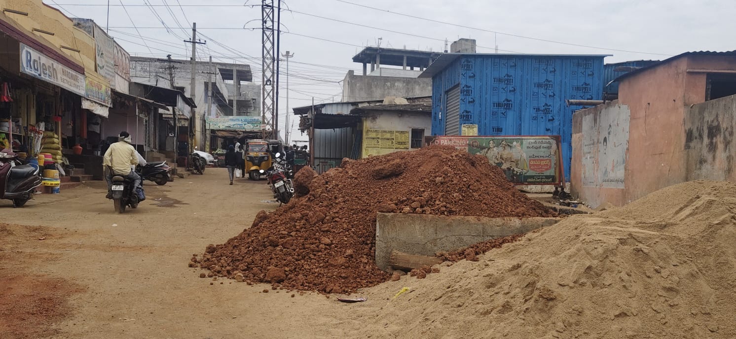 కబ్జాకు గురవుతున్న చెత్త కుండీ, అధికారులు వారించిన లెక్కచేయని కబ్జాదారు