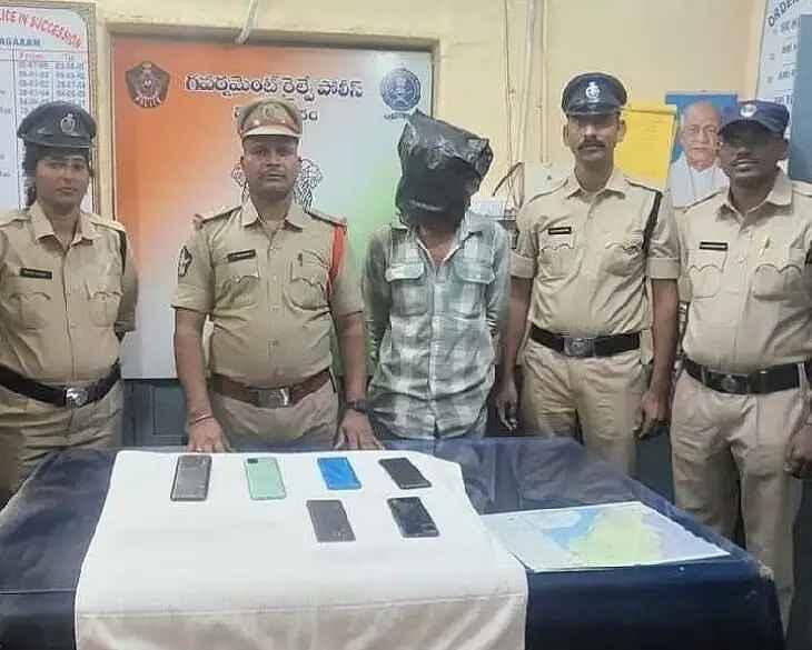 విజయనగరం రైల్వే స్టేషన్‌లో మొబైల్ దొంగ అరెస్ట్: 6 సెల్ ఫోన్ల రికవరీ!