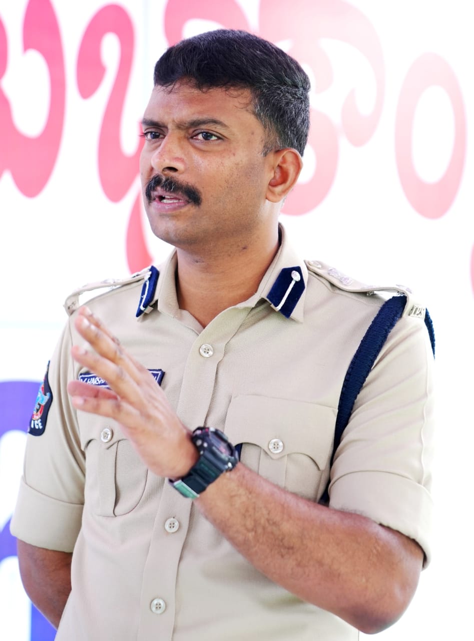 కోడిపందాలు, జూదాలు వంటి అసాంఘిక కార్యకలాపాలను సహించేది లేదు..జిల్లా ఎస్.పి. హర్షవర్ధన్ రాజు.