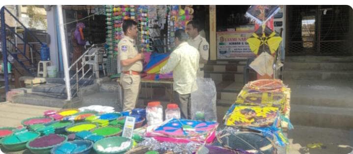 గాలిపటాల దుకాణలో తనిఖీలు చేసిన ఎస్సై రాజు