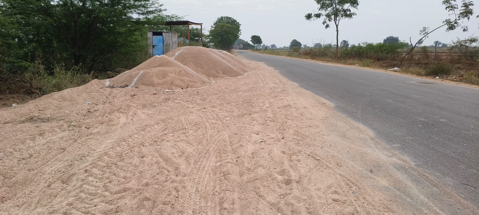 ఇష్టనుసారంగా రోడ్డు మీద ఇసుక… కుప్పలు కుప్పలుగా!